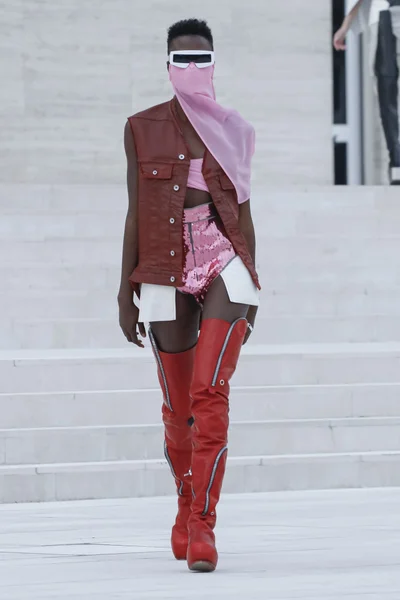 Look 16